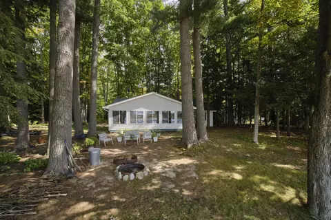 2580 Pleasant Lake Shore Dr, Cadillac, MI 49601