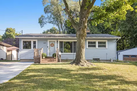 1119 Kentwood Dr NE, Grand Rapids, MI 49505