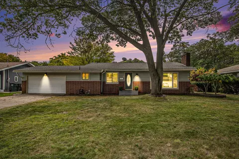 2115 Garland Dr, Norton Shores, MI 49441
