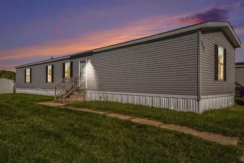 1391 Shadowridge Dr, Wayland, MI 49348