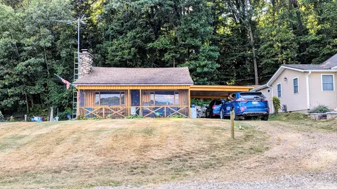 58704 Edgewood Dr, Three Rivers, MI 49093