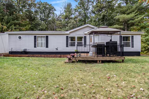 8833 Paw Paw Trl, Howard City, MI 49329