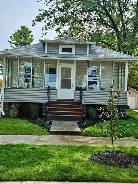 824 Waverly Ave, Grand Haven, MI 49417