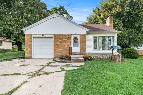29 S Kent St NW, Kent City, MI 49330