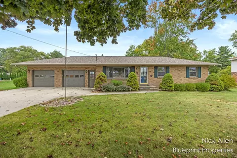 641 Lincoln Lawns Dr NW, Grand Rapids, MI 49534