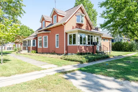 201 Sycamore St E, Three Oaks, MI 49128