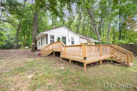6048 Stewart Woods Dr, Delton, MI 49046