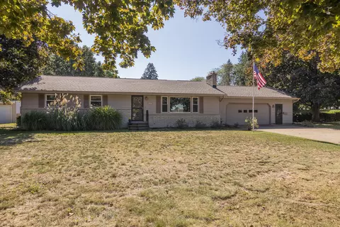 659 Benhoy St, Plainwell, MI 49080