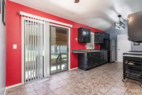 127 Circle Dr, Marshall, MI 49068 photo 4