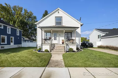 71 N 2nd St NE, Cedar Springs, MI 49319