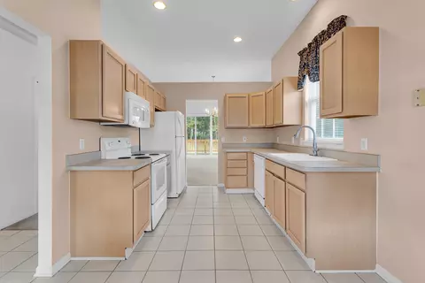 850 E Barrington Cir, Jackson, MI 49203 photo 6