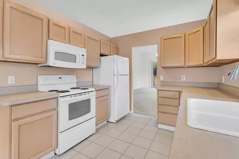 850 E Barrington Cir, Jackson, MI 49203 photo 7