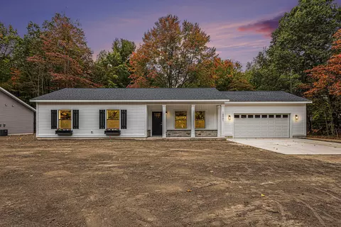 18901 148th Ave, Spring Lake, MI 49456