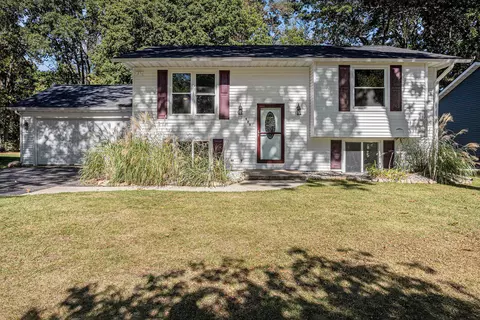 623 Glenview Cir, Plainwell, MI 49080