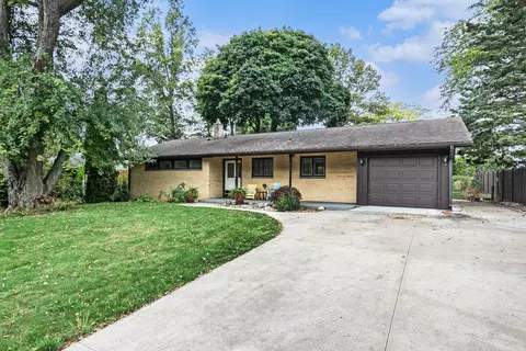 421 Cherokee Dr, Fremont, MI 49412
