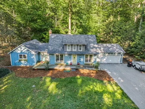 282 Dyken Dr, Holland, MI 49424