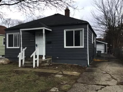 19453 Roscommon St, Harper Woods, MI 48225