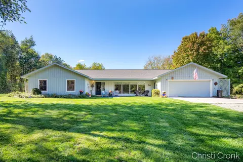 12501 Pine Island Dr NE, Sparta, MI 49345
