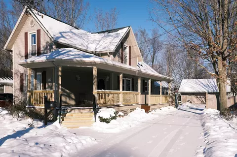 14 Cole St, Quincy, MI 49082