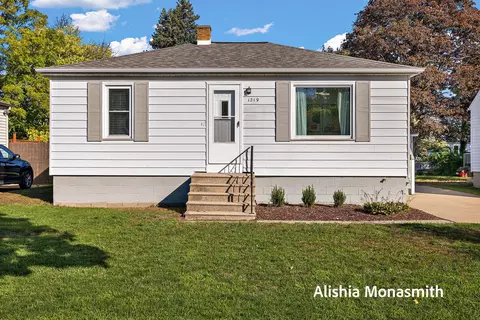 1219 Waverly Ave, Grand Haven, MI 49417