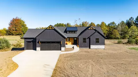 9482 Bluebell Ct, West Olive, MI 49460