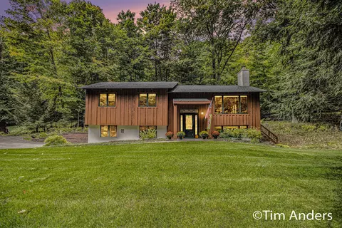 4039 E Oxford Dr, Leland, MI 49654