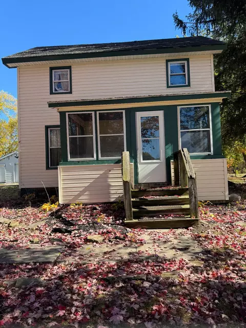 131 Woodstock St, Cement City, MI 49233