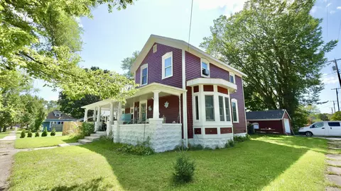 207 Cherry St, Three Oaks, MI 49128