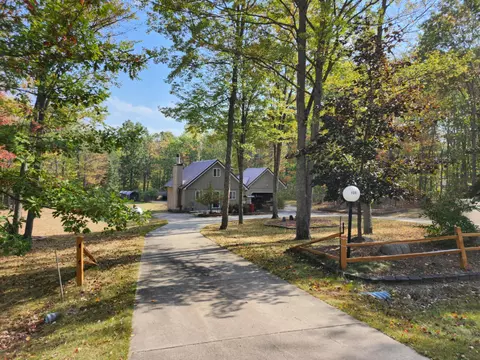 108 Deerwood Ct, Roscommon, MI 48653