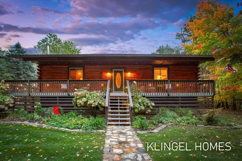 11078 Walnut Dr, Nunica, MI 49448