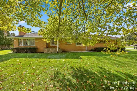 2596 Fletcher Dr NE, Grand Rapids, MI 49506