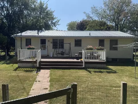 422 W Pine St, Edmore, MI 48829 photo 2