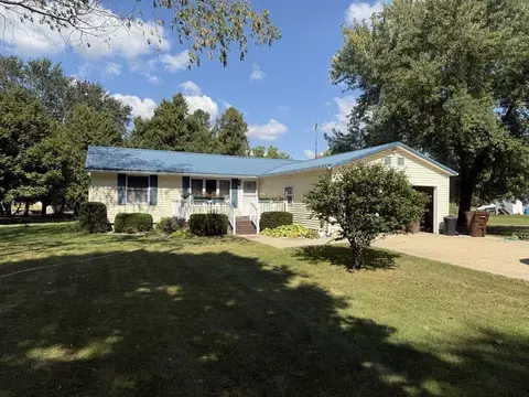 422 W Pine St, Edmore, MI 48829