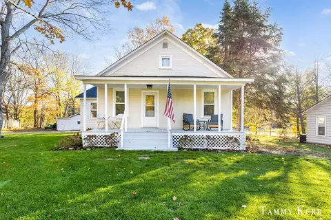 445 S Maple St, Saugatuck, MI 49453
