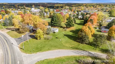 7070 Pine Island Dr NE, Comstock Park, MI 49321