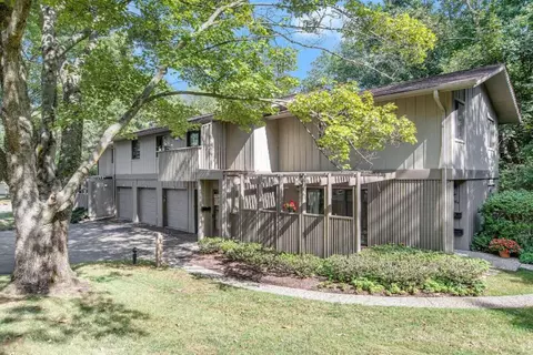 3884 Greenleaf Cir, Kalamazoo, MI 49008