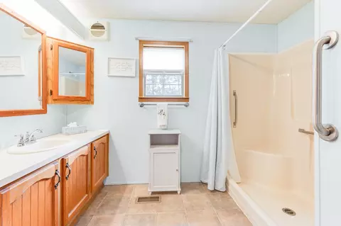 109 Cadgewith E, Lansing, MI 48906 photo 15