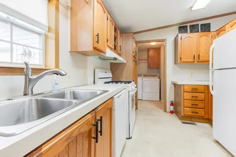 109 Cadgewith E, Lansing, MI 48906 photo 10