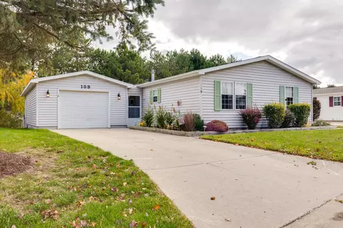 109 Cadgewith E, Lansing, MI 48906 photo 3