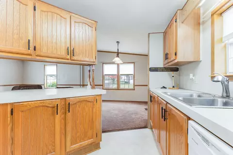 109 Cadgewith E, Lansing, MI 48906 photo 7