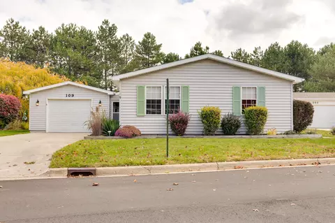 109 Cadgewith E, Lansing, MI 48906 photo 2