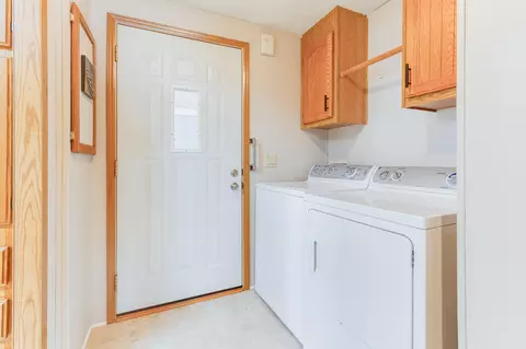 109 Cadgewith E, Lansing, MI 48906 photo 11