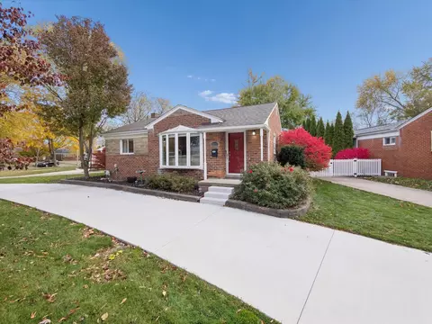28035 N Clements Cir, Livonia, MI 48150
