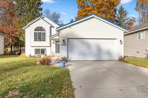 1006 Sprucewood Dr, Greenville, MI 48838