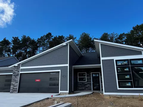 17419 Baltrusol Dr, Spring Lake, MI 49456