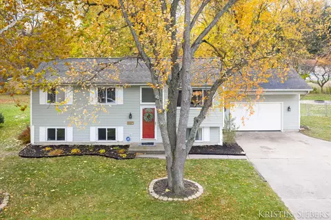 927 E Woodland St, Greenville, MI 48838