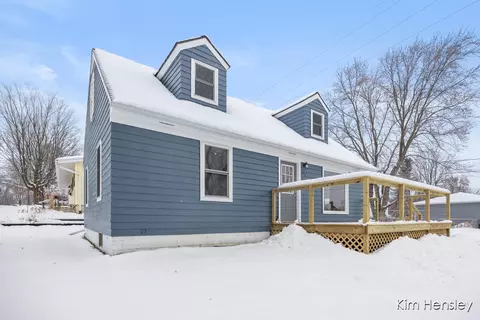 273 Summit Ave NE, Rockford, MI 49341