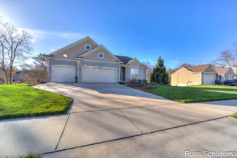 931 Ashlee Ct, Norton Shores, MI 49441
