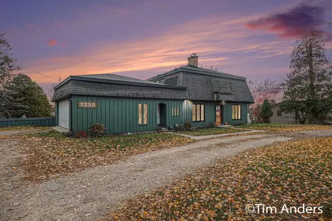 5250 Ivanrest Ave SW, Wyoming, MI 49418