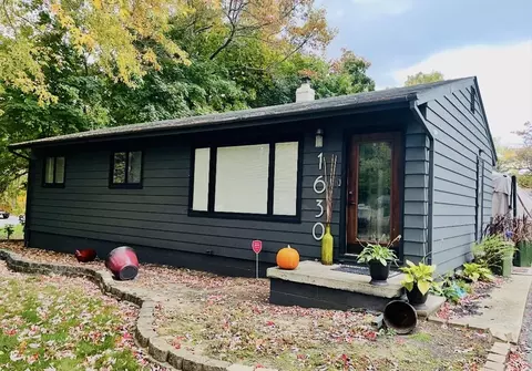 1630 Weymouth St, West Bloomfield, MI 48324
